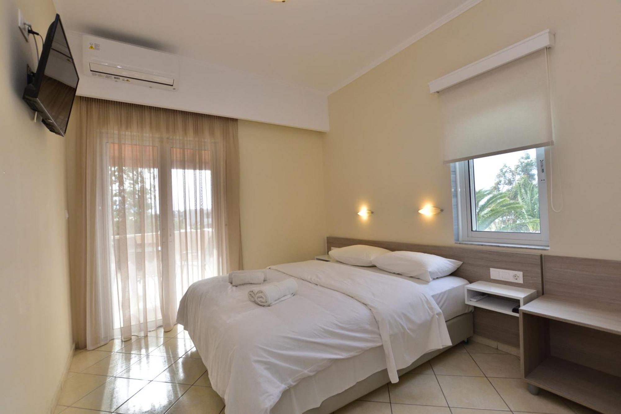 Flisvos Rooms Palaiochora Exterior foto