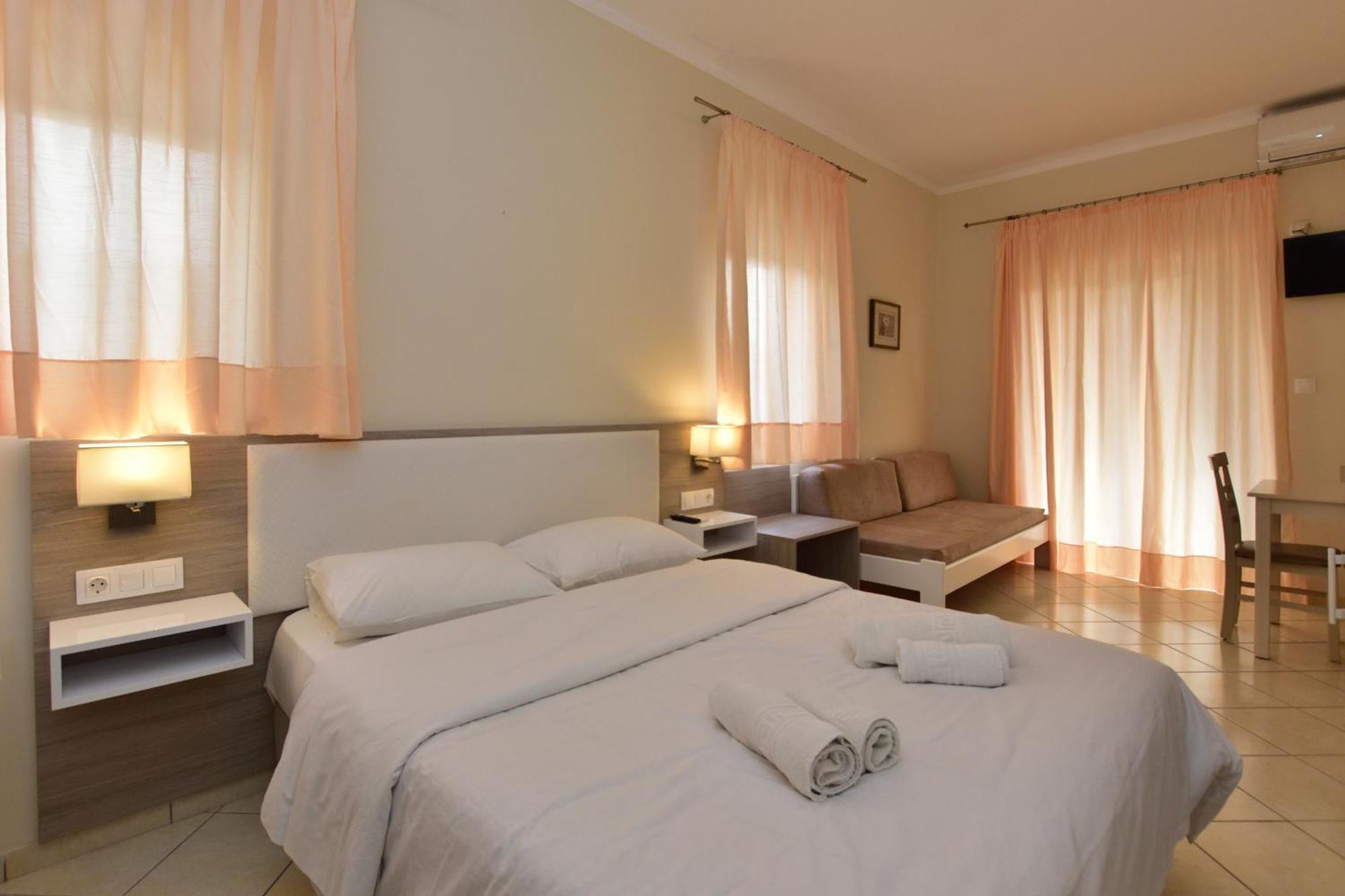 Flisvos Rooms Palaiochora Exterior foto